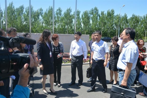 http://image.135editor.com/files/users/220/2205832/201706/7ZYeId4s_UaDc.jpg?imageView2/2/w/200