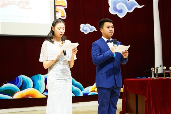 （1）演讲比赛主持人韩雨珊、李朗宁
