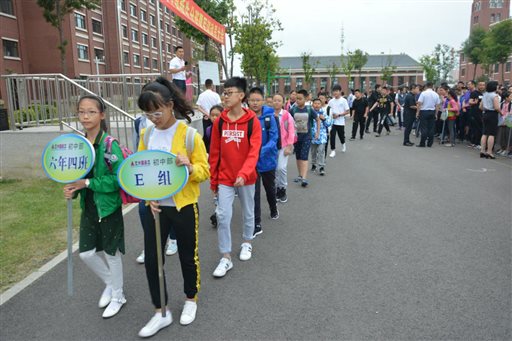 04学生在班主任的带领下进入班级