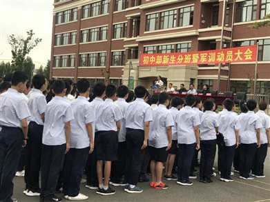 六七学年参训学生列队整齐聆听动员大会