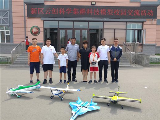 表演团队与顺迈小学领导和教师合影