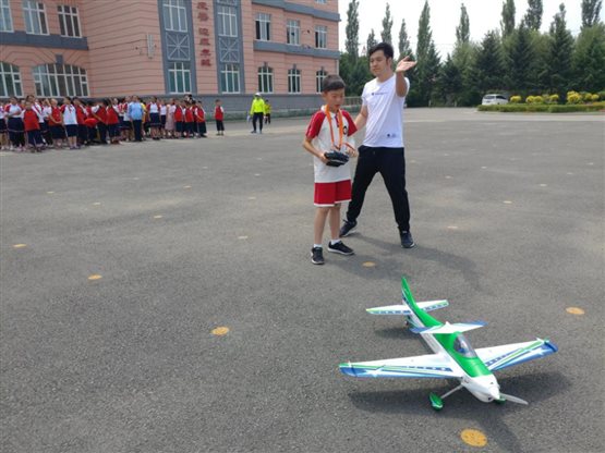 市实验学校参演师生做飞行前调试