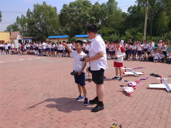 美加表演队员在松花江小学表演前做飞行准备