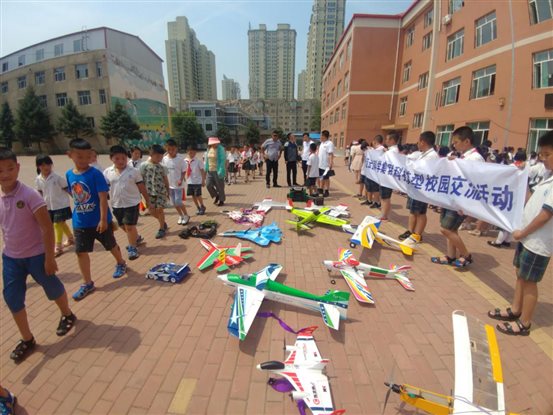 永胜路小学师生参观科技模型