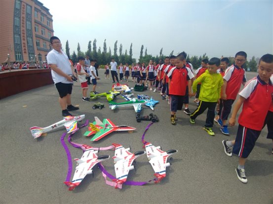 顺迈小学师生参观科技模型
