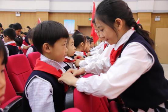 说明:佩戴红领巾 