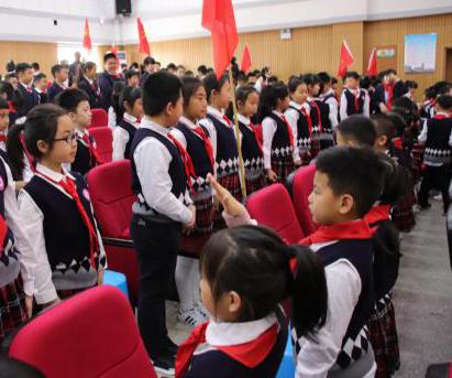 说明:佩戴红领巾
